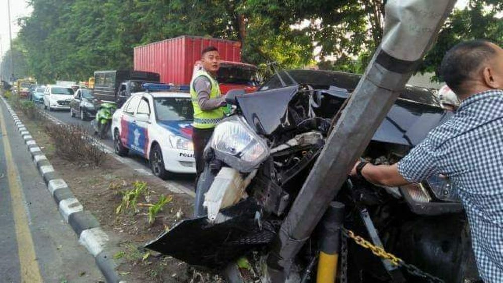 Mobil Datsun Go Tabrak tiang PJU di Sidoarjo