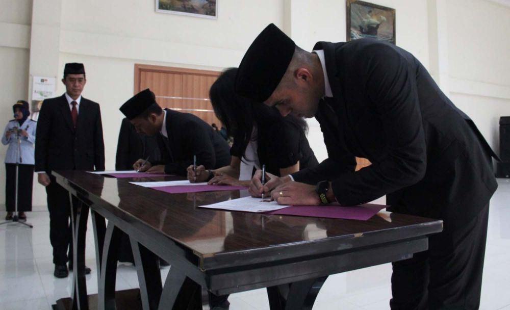 Fabiano saat menandatangani pelantikan dirinya sebagai WNI di Kantor Kanwil Kemenkumham Jatim