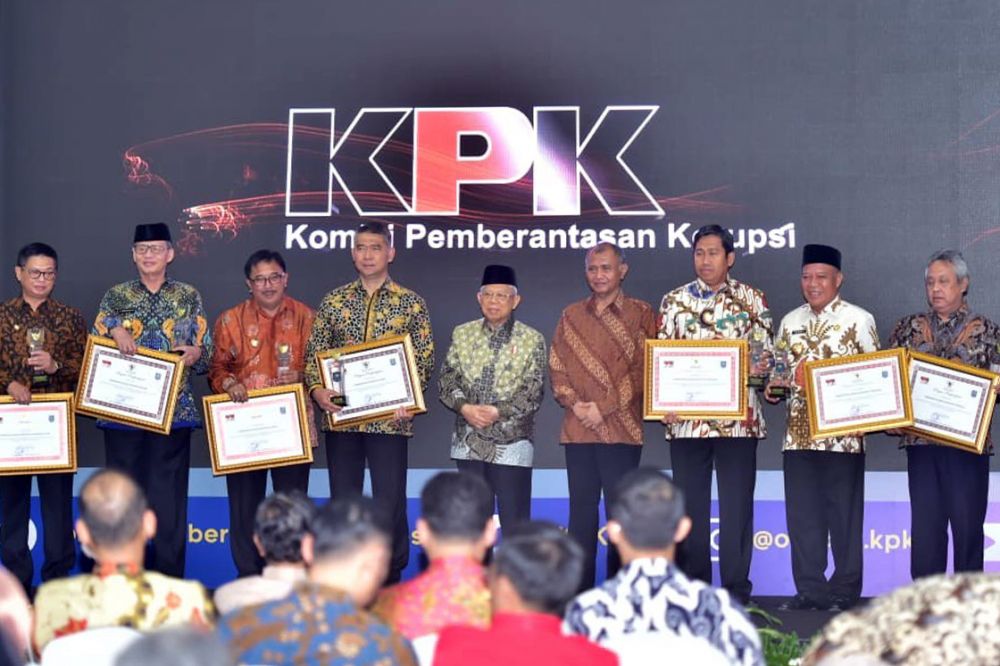 Bupati Lamongan Fadeli saat menerima penghargaan bersama perwalikan 9 pemerintah provinsi dan kabupaten/kota yang menerima apresiasi