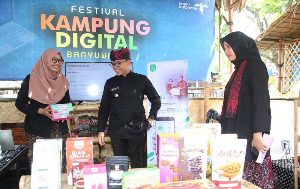 Produk-produk UMKM juga dipamerkan dalam Festival Kampung Digital Banyuwangi