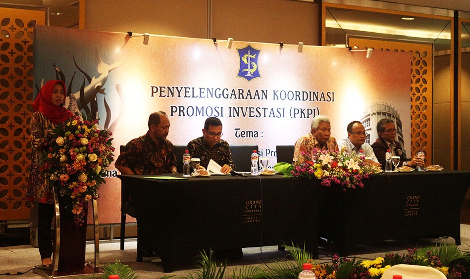 Komisaris Utama SIG, Soekarwo (tengah), Direktur Utama SIG, Hendi Prio Santoso (kiri) dan Staf Ahli Kementerian PUPR, A.Gani Ghazaly Akman saat memperkenalkan logo baru SIG