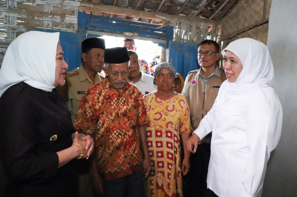 Gubernur Jawa Timur Khofifah Indar Parawansa didampingi Bupati Bojonegoro Anna Muawanah meninjau wilayah terdampak hujan angin