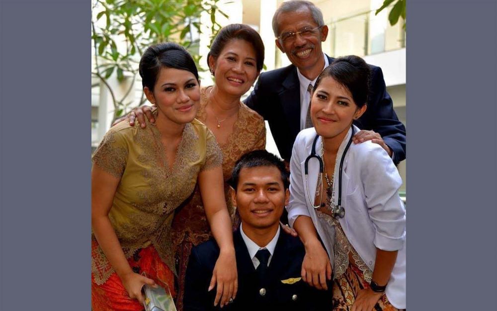 Bupati Magetan Suprawoto bersama istri dan anak-anaknya termasuk Melati Arum Satiti (pakaian dokter)