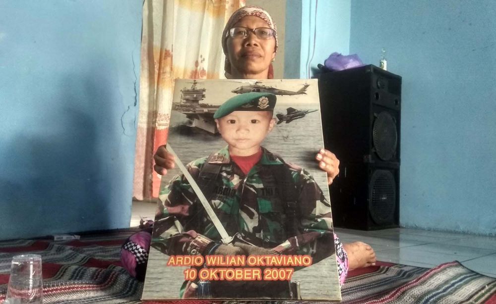 Miskah menunjukkan foto semasa hidup Ardio, cucunya