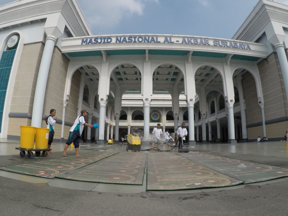 Antisipasi penyebaran Virus Corona di Masjid Nasional Al Akbar Surabaya (Foto-foto: Fajar Mujianto/jatimnow.com)