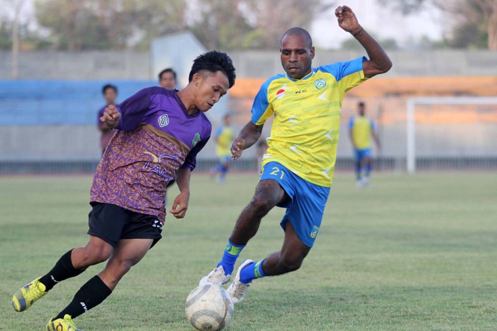 Gresik United (kuning) saat menjamu Persekap Pasuruan di Stadion Gejos Jumat (8/10/2021)