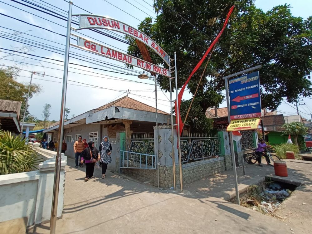 Gang menuju rumah Ningsih Tinampi