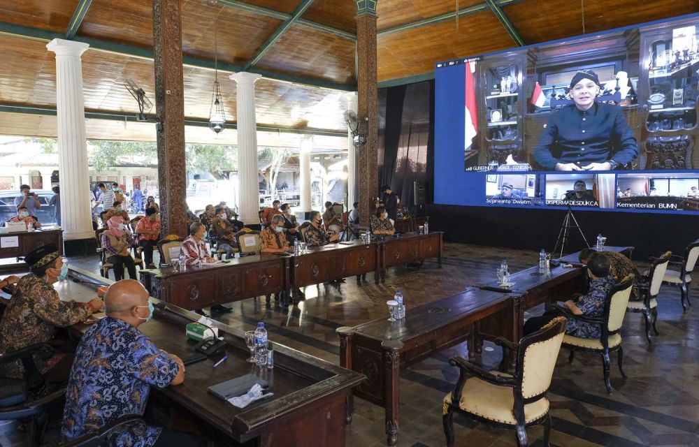 Gubernur Jawa Tengah, Ganjar  Pranowo (layar) memberikan sambutan melalui video conference dalam acara Penandatangan Perjanjian Kerjasama Pendirian Perusahaan Patungan antara PT Semen Gresik dengan 6 PT BUMDes di sekitar Pabrik Rembang