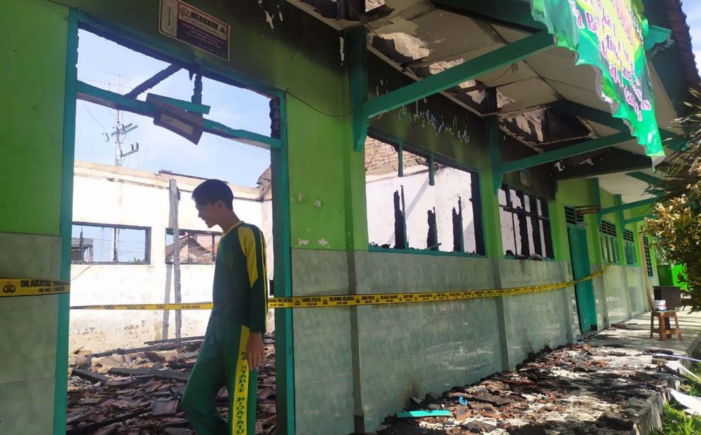 Gedung Madrasah Aliyah Syarif Hidayatullah Desa Medali, Kecamatan Puri, Kabupaten Mojokerto terbakar