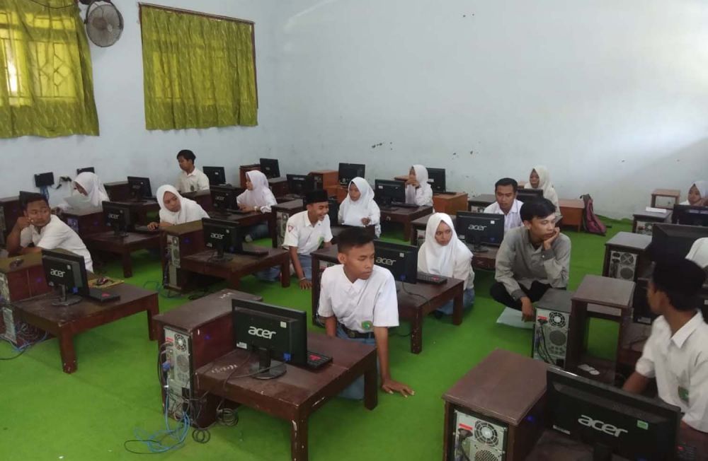 Ujian 35 siswa kelas XII MA Syarif Hidayatullah di Mojokerto direlokasi akibat ruang kelas mereka terbakar