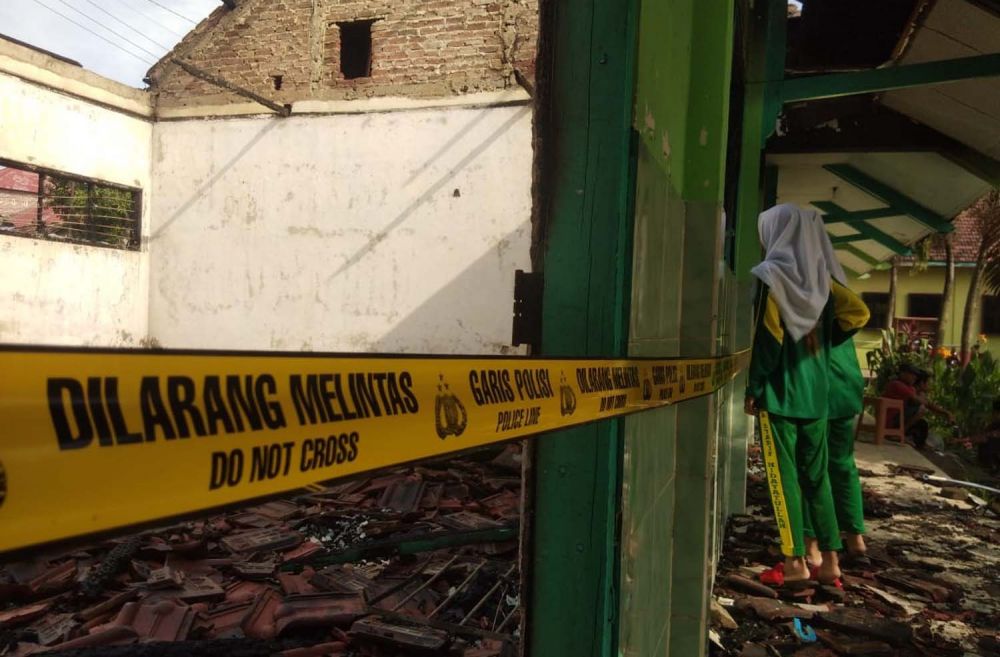 Gedung MA Syarif Hidayatullah di Mojokerto hangus terbakar