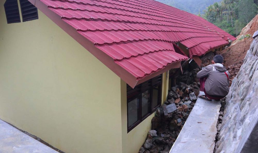 Kondisi gedung sekolah baru di Pacitan yang diterjang material longsor