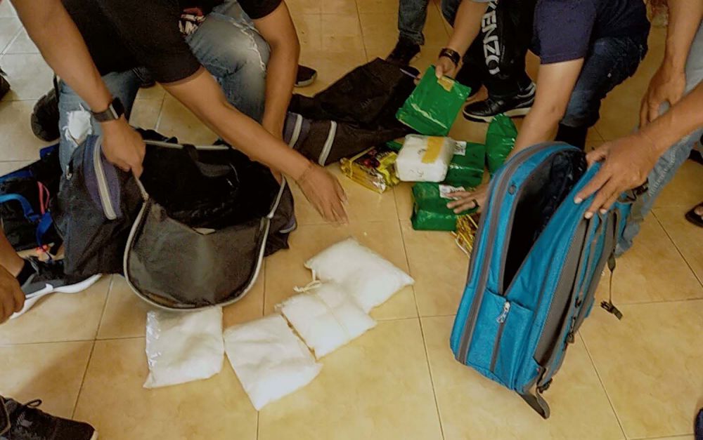 Proses penggerebekan sindikat narkoba jaringan Malaysia-Surabaya oleh Tim Satresnarkoba dan Satreskrim Polrestabes Surabaya