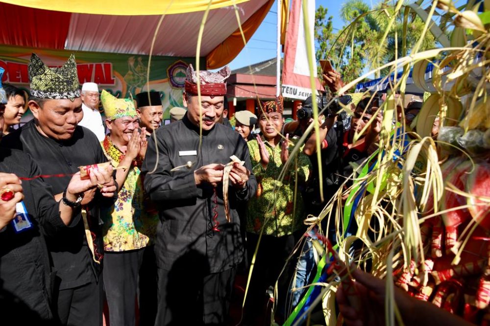 Wakil Bupati Banyuwangi Yusuf Widyatmoko mencicipi ketupat yang diarak warga