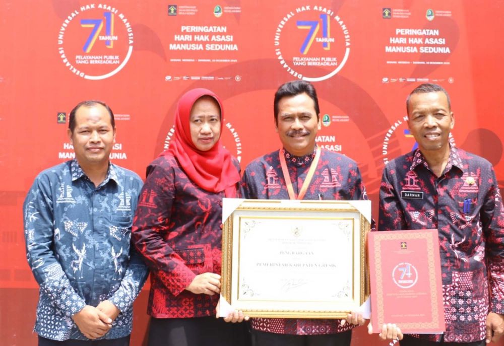 Wakil Bupati Gresik Dr. Moh. Qosim saat menunjukkan penghargaan yang diterima Gresik sebagai Kabupaten Peduli HAM