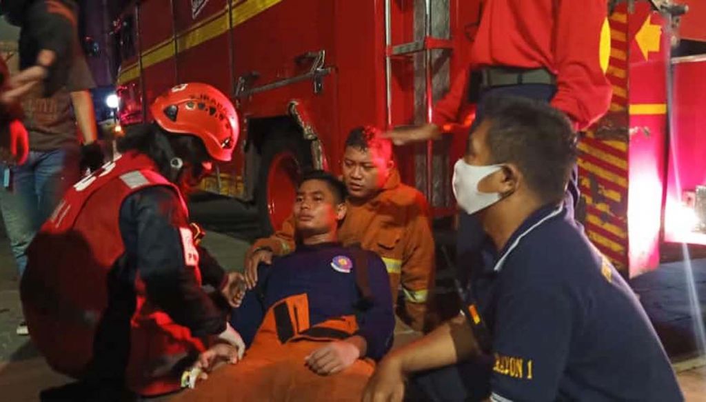 Salah satu petugas pemadam kebakaran mengalami gangguan pernapasan