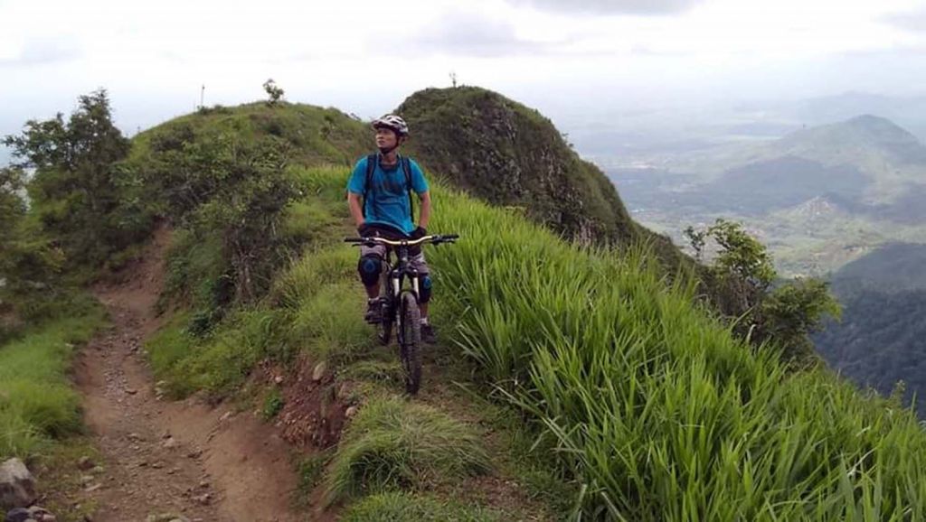 Para pesepeda menikmati keindahan alam dari puncak Gunung Gajah, Ponorogo