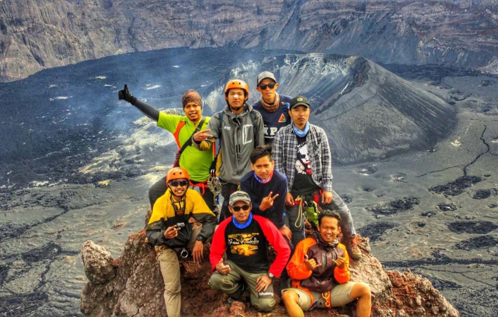 Eko saat memandu para pendaki menuju puncak Gunung Raung