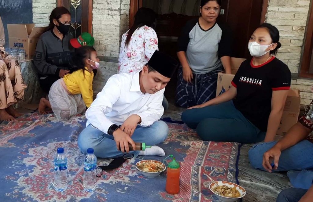 Wabup Mojokerto, Muhammad Al Barra menikmati soto yang dihidangkan keluarga Khalimatus Sadiyah