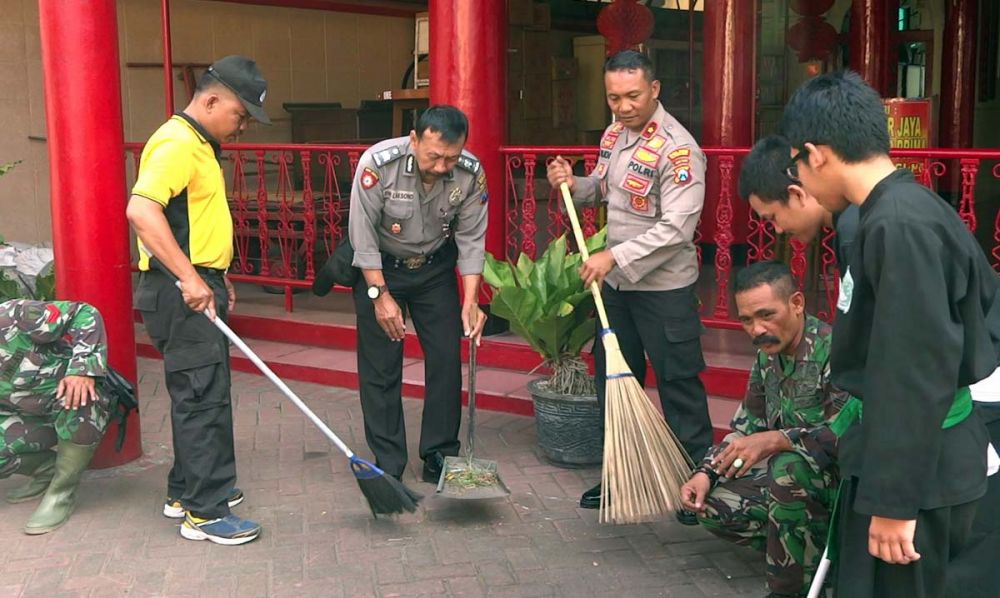 Sejumlah anggota Polri, TNI dan perguruan silat bersih-bersih tempat ibadah untuk merawat toleransi antar umat beragama