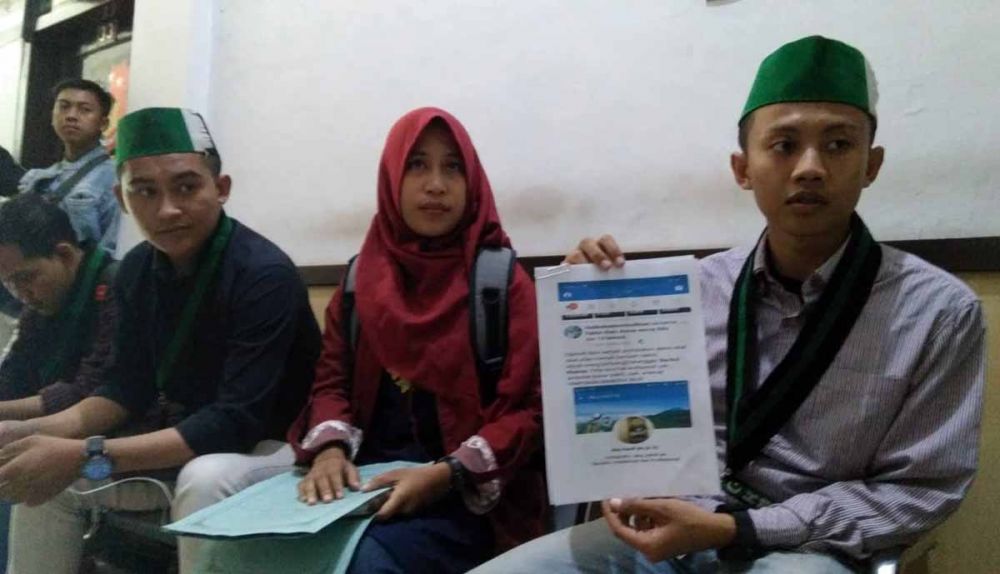 Para mahasiswa HMI Probolinggo saat melaporkan akun FB penghina mereka ke Polres Probolinggo Kota