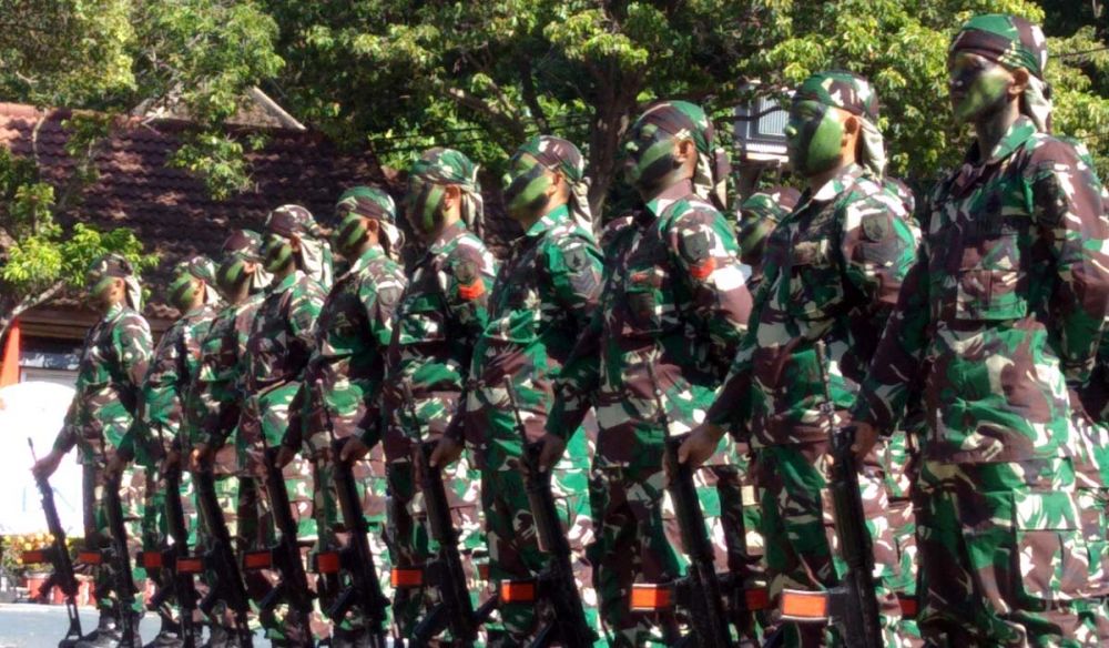 Atraksi dari anggota TNI yang berdinas di Kodim setempat setelah upacara