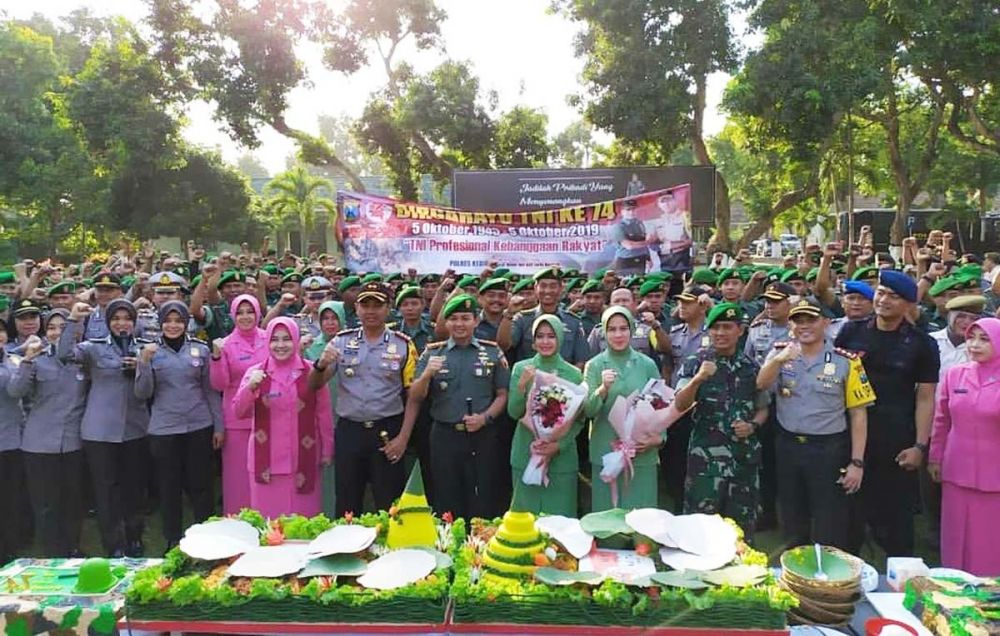 Sinergitas TNI Polri dalam rangka peringatan HUT TNI ke-74 di Kodim Kediri, Jumat (4/10/2019)