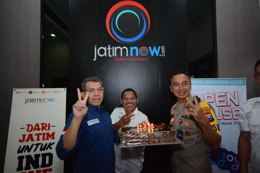Kapolrestabes Surabaya Kombes Pol Sandi Nugroho memberikan kue ucapan selamat ulang tahun ke 2 jatimnow.com kepada Pemred Budi Sugiharto dan Wapemred Rois Jajeli