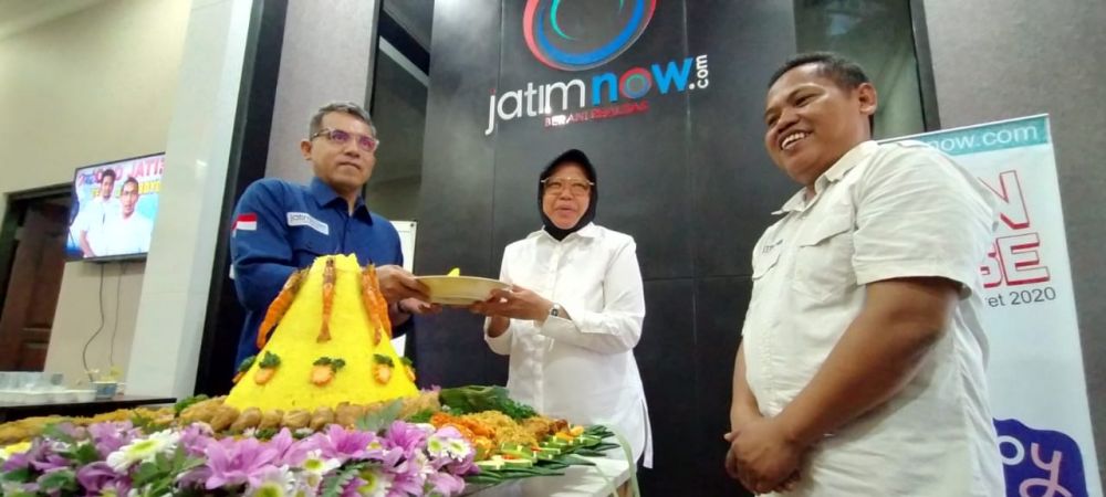 Wali Kota Risma memberikan potongan tumpeng kepada Pemred jatimnow.com Budi Sugiharto didampingi Wapemred Rois Jajeli