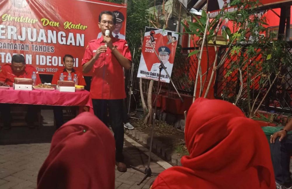 Ketua DPC PDIP Kota Surabaya Adi Sutarwijono dalam peringatan Hari Ibu