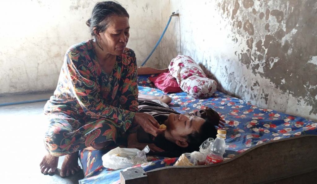 Hartono saat dirawat Waginem, ibunya