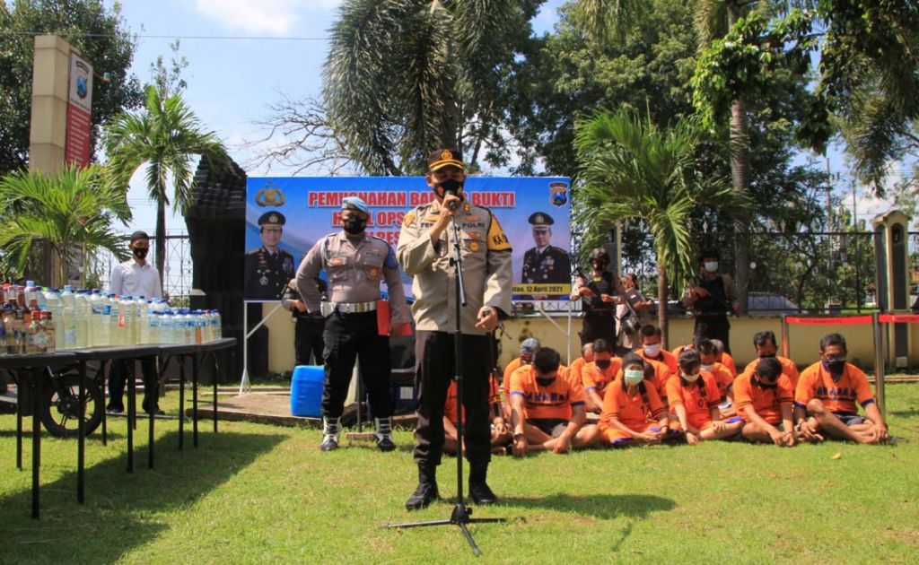 Kapolres Magetan, AKBP Festo Ari Permana menunjukkan hasil Operasi Pekat Semeru 2021 yang digelar sebelum ramadan