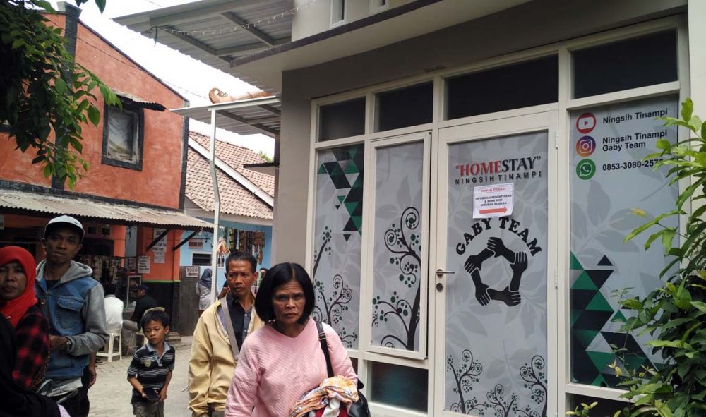 Para pasien yang akan berobat ke Ningsih Tinampi bisa menyewa penginapan yang disediakan warga sekitar