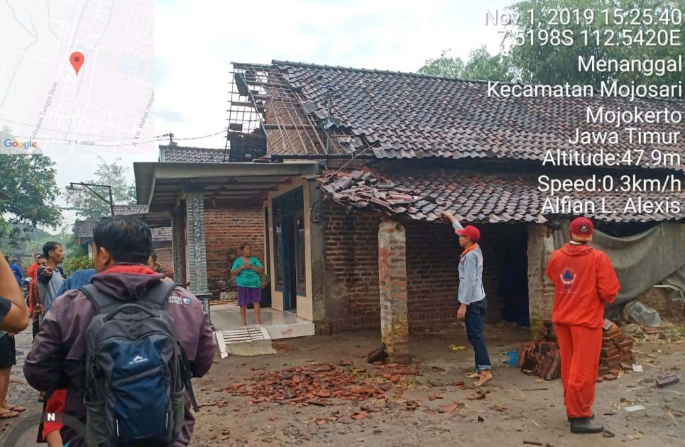 Atap rumah warga rusak akibat hujan disertai angin kencang di Mojokerto