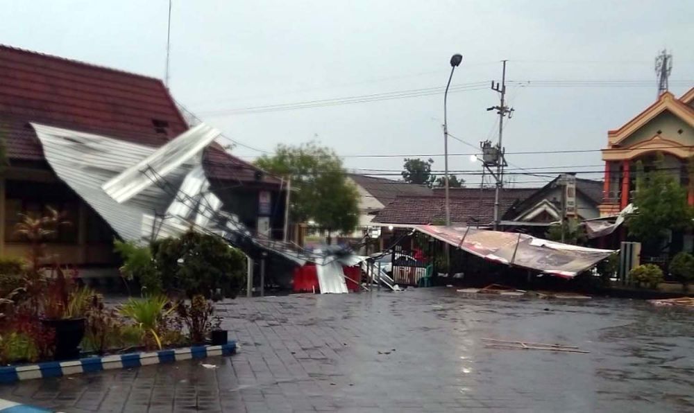 Mapolres Ngawi berantakan akibat hujan angin