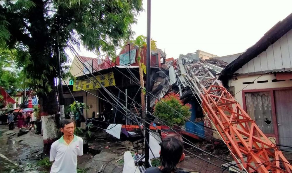 Tower ambruk timpa rumah akibat hujan angin di Blitar