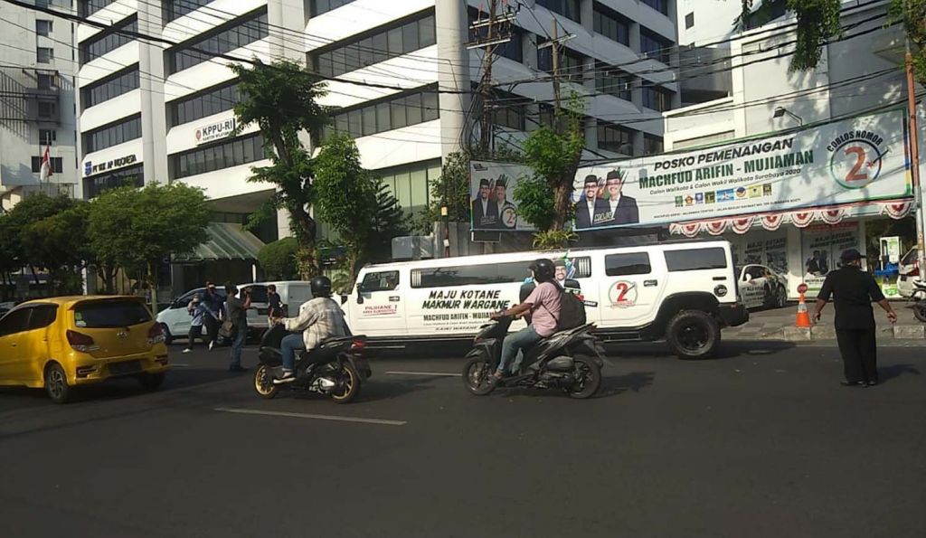 Mobil Hummer Limousin berstiker Machfud Arifin-Mujiaman keliling Surabaya