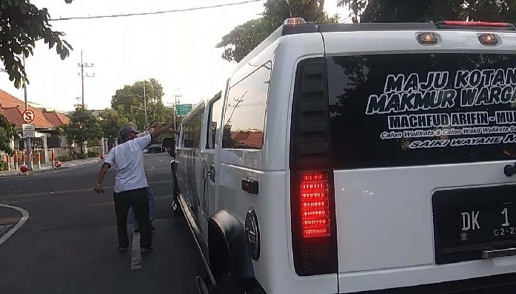 Mobil Hummer Limousin berstiker Machfud Arifin-Mujiaman keliling Surabaya