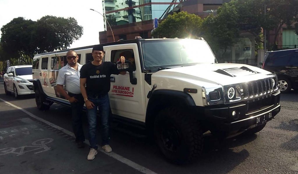 drg David (kanan), pemilik mobil Hummer Limousin berstiker Machfud Arifin-Mujiaman yang keliling Surabaya