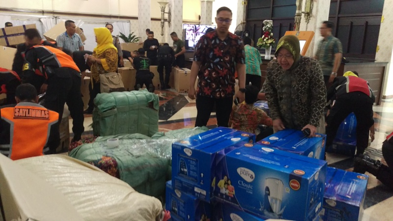 Wali Kota Risma saat membantu pembungkusan bantuan ke Lombok/Foto: Arry Saputra