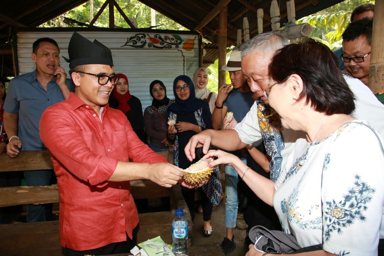 Bupati Anas membagikan durian pada pengunjung.