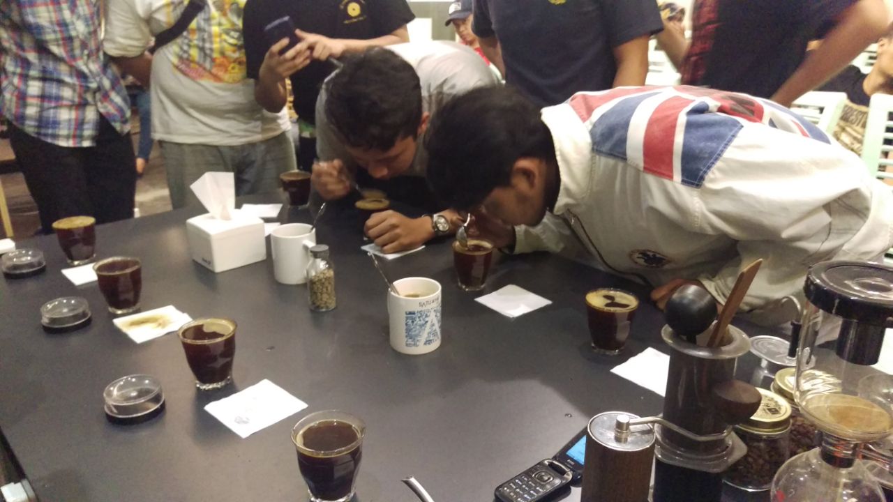 Peserta kelas kopi sedang mempraktekan cara memproses minuman kopi.