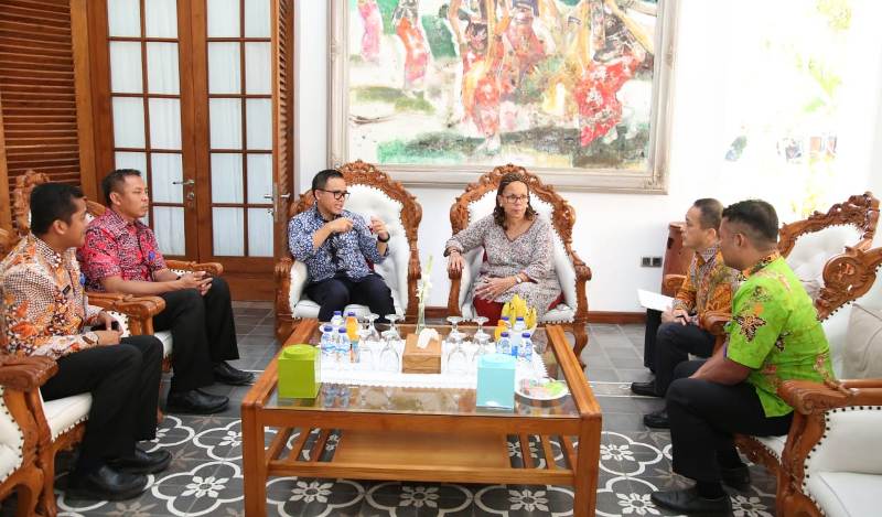 Bupati Anas saat bertemu Konselor Regional Departemen Perdagangan Amerika Serikat di Singapura, Margareth Hanson Muse di pendopo, Jumat (21/9/2018).