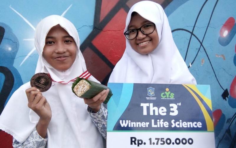 Dua pelajar Surabaya yang menemukan metode mempercepat pembuatan tempe.