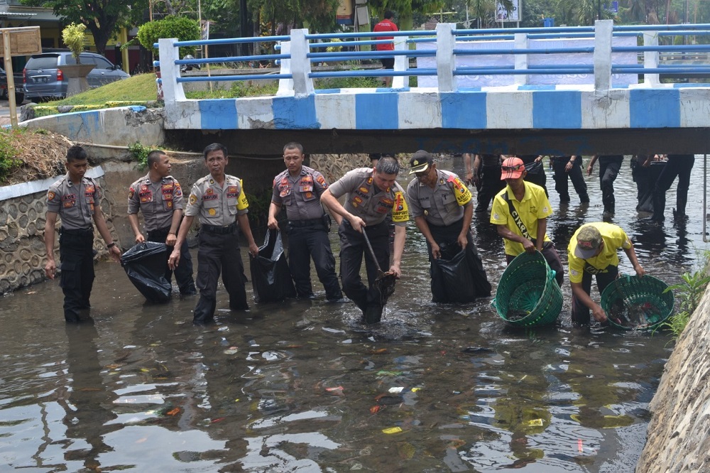 Jajaran Polisi Polres Probolinggo Kota bersama DLH Kota Probolinggo terjun ke sungai bersihkan sampah.