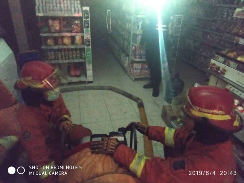 Petugas PMK berupaya memadamkan api