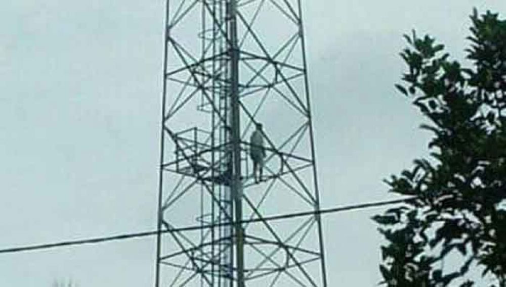 Remaja yang diduga hendak bunuh diri dengan memanjat tower di Banyuwangi