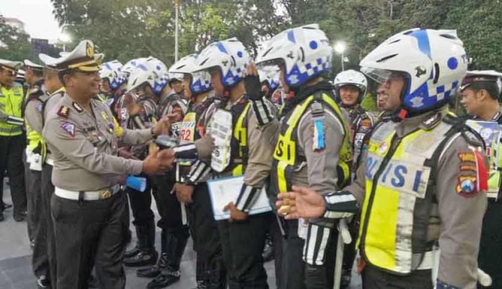 Pemberian reward umroh pada dua anggota Satlantas Polrestabes Surabaya