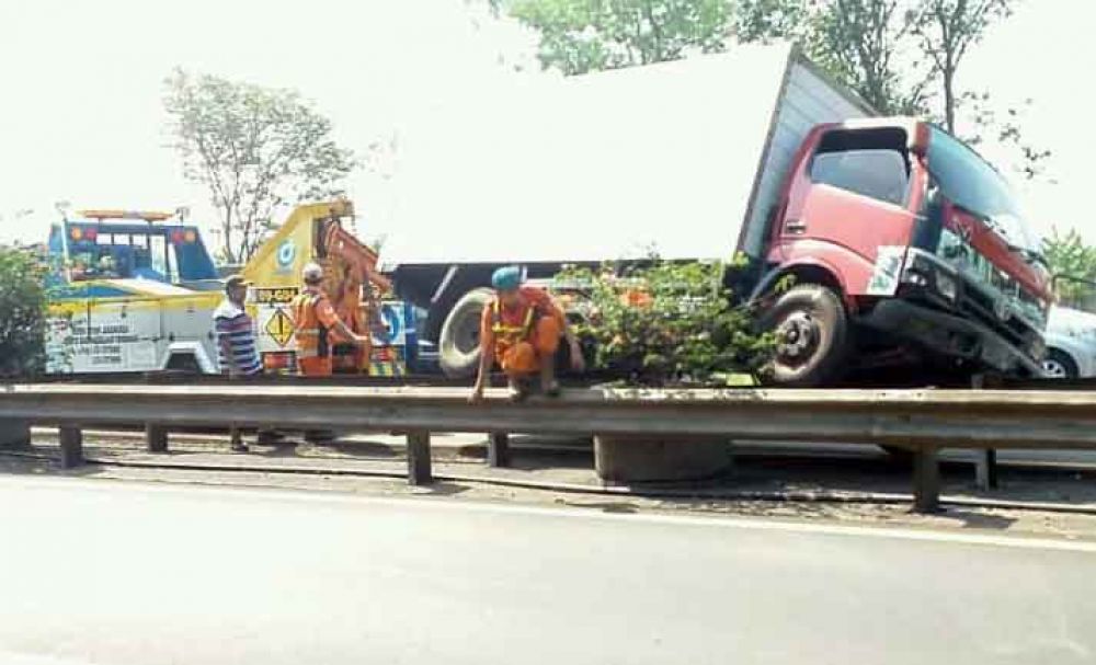 Mobil nangkring di pembatas Tol Sidoarjo