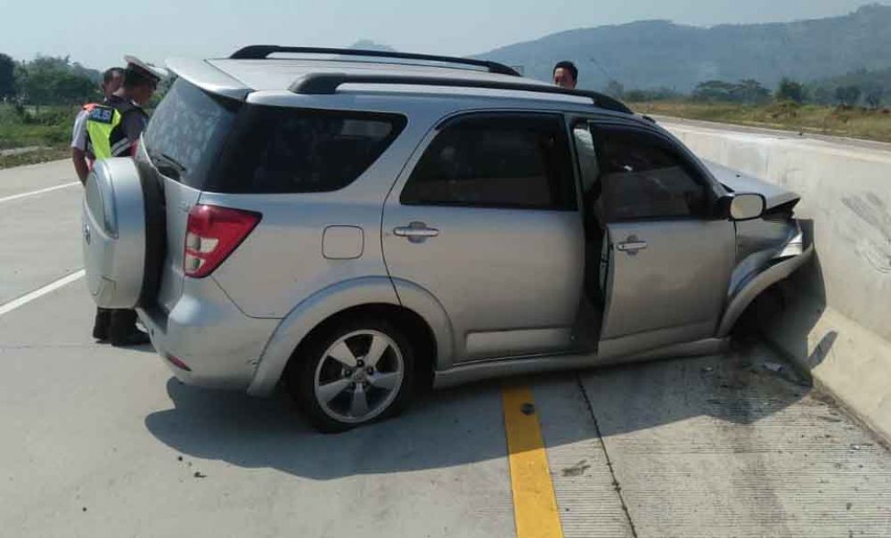 Toyota Rush ringsek tabrak pembatas jalan Tol Malang